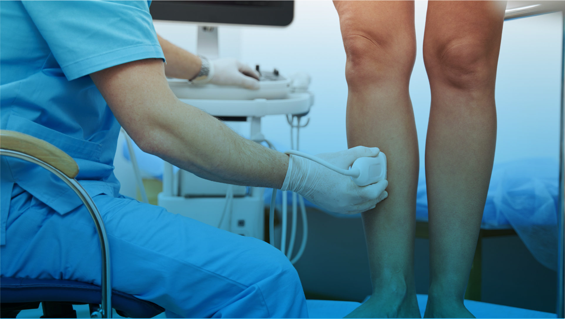 Especialista en angiología revisando circulación