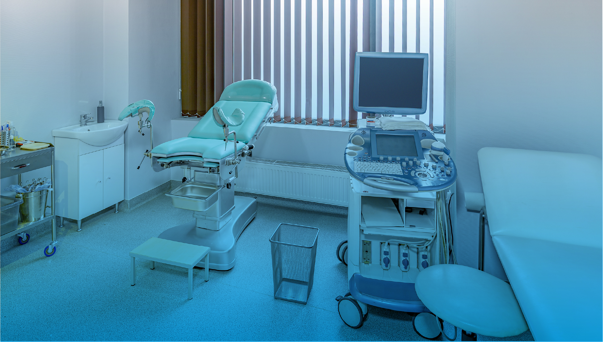 Ginecóloga atendiendo consulta